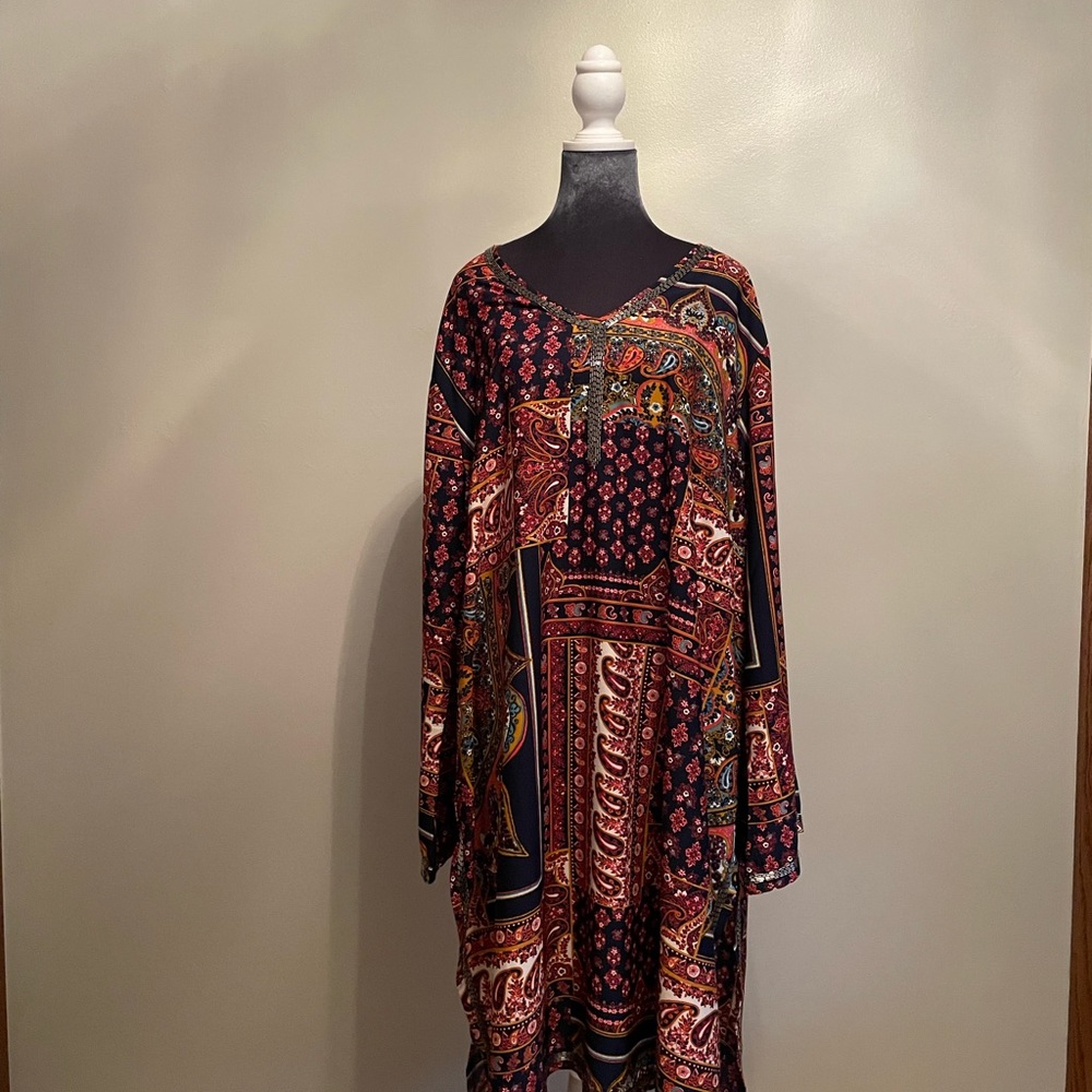 Knee length tunic with side slits.